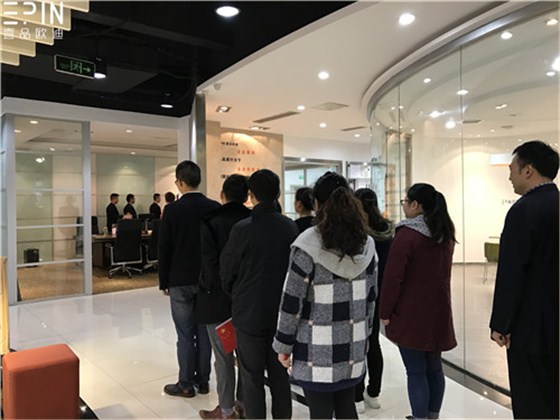 現(xiàn)代辦公家具公司壹品歐迪的員工大會(huì)是這個(gè)樣子的