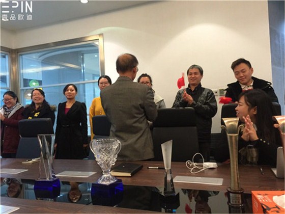 現(xiàn)代辦公家具公司壹品歐迪的員工大會(huì)是這個(gè)樣子的