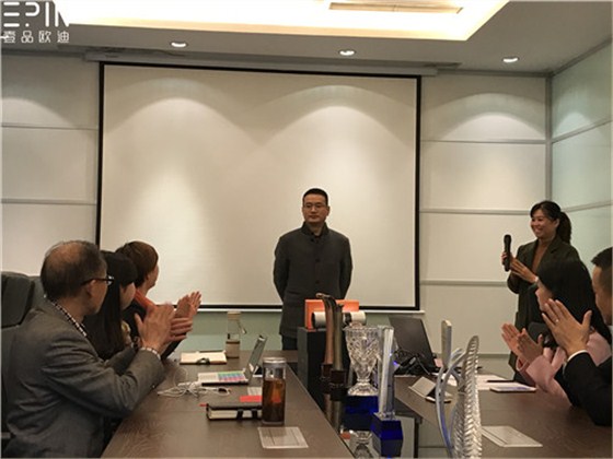現(xiàn)代辦公家具公司壹品歐迪的員工大會(huì)是這個(gè)樣子的