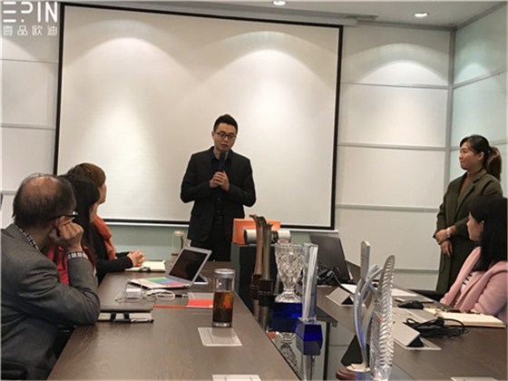 現(xiàn)代辦公家具公司壹品歐迪的員工大會(huì)是這個(gè)樣子的