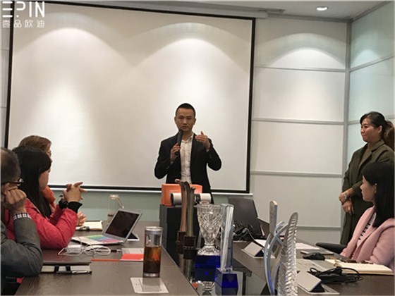 現(xiàn)代辦公家具公司壹品歐迪的員工大會(huì)是這個(gè)樣子的