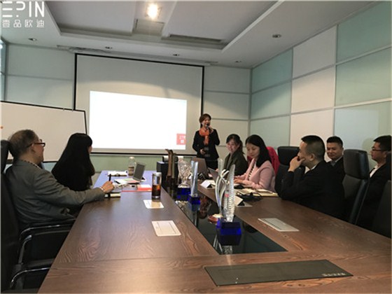 現(xiàn)代辦公家具公司壹品歐迪的員工大會(huì)是這個(gè)樣子的