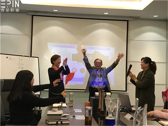 現(xiàn)代辦公家具公司壹品歐迪的員工大會(huì)是這個(gè)樣子的