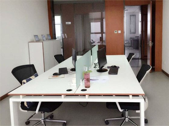 辦公家具廠家壹品歐迪關(guān)于辦公家具與地板如何搭配好看的幾點(diǎn)建議